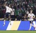 Jude Bellingham (i) celebra uno de sus dos goles este en un partido de los octavos de final del Mundial de la FIFA 2026 entre México e Inglaterra en el estadio Azteca en la Ciudad de México