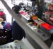 Las cámaras de seguridad captaron el momento en que dos delincuentes armados asaltaron un restaurante del norte de Quito.