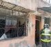 Bomberos de Quito atendieron la emergencia tras una deflagración por acumulación de gas que dejó un adulto mayor con quemaduras leves