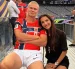 Erling Haaland y su novia, Isabel Haugseng Johansen, tras la victoria de Noruega ante Brasil por los octavos de final del torneo.