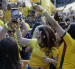 Aficionados ecuatorianos celebran la victoria de Inglaterra (3-2) sobre México, que selló la eliminación del conjunto azteca del Mundial de la FIFA 2026.