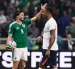 Raúl Jiménez (i) reclama en el partido de México vs. Inglaterra.