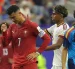 Cristiano Ronaldo es consolado por Lamine Yamal (d), tras la derrota de Portugal ante España.