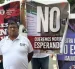 Pacientes renales hicieron un plantón en los exteriores de la Gobernación del Guayas.