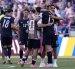 Jugadores de Estados Unidos se consuelan mutuamente tras la derrota en el partido de octavos de final de la Copa Mundial de la FIFA 2026