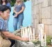 Velas y fotografías en Montañita durante el homenaje a Monika Silva.
