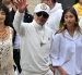 El presidente de Colombia, Gustavo Petro, saluda junto a sus hijas Sofía (izquierda) y Antonella en un centro de votación durante la segunda vuelta de las elecciones presidenciales, en Bogotá, el 21 de junio de 2026.