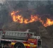 Bomberos sofocan incendio en la avenida Simón Bolívar y túnel Guayasamín, en Quito, en 2024.