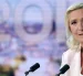 La líder de la extrema derecha francesa, Marine Le Pen, miembro del Parlamento por el partido Agrupación Nacional (RN), posa antes de una entrevista en el informativo vespertino del canal de televisión francés TF1-