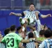 Jugadores de la selección argentina le rinden a Lionel Messi tras la remontada 3-2 ante Egipto.
