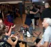 Diálogo. Entre copas de vino, piqueos y conversaciones, los asistentes a la milonga convierten la plazoleta en un punto de encuentro cada miércoles.