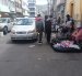 Peatones deben caminar en medio de vehículos, por reubicación de vendedores en la Plaza Primero de Mayo en Ambato.