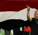 El director técnico de Egipto levanta la bandera nacional durante el partido frente a Argentina.