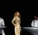 Shakira, en una presentación anterior, aparece en escena mientras dedica mensajes de apoyo a Colombia tras su eliminación del Mundial 2026.