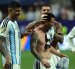 Lionel Messi es consolado por sus compañeros luego de clasificar a cuartos de final del Mundial