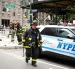 Bomberos del Departamento de Bomberos de la Ciudad de Nueva York (NYFD) acuden a un edificio evacuado en el distrito de Manhattan, en la ciudad de Nueva York, el 7 de julio de 2026.
