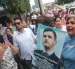 El concejal Fabián Espín Espinoza (centro, de blanco) estuvo en el plantón en el que se pidió un proceso justo para el alcalde de Guayaquil, Aquiles Álvarez.