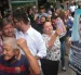 Ciudadanos se movilizan en Guayaquil con mensajes de respaldo al alcalde Aquiles Álvarez, mientras se difunden versiones sobre su estado de salud.