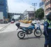 Miembros de la Agencia de Tránsito y Movilidad (ATM) mantienen el bloqueo para los vehículos motorizados en las cercanías de la clínica donde está Aquiles Álvarez.