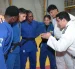 Erika Jara (48 kg) posa junto a sus compañeros de la selección ecuatoriana de judo y el entrenador Fernando Ibáñez.