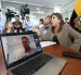 Fernando Cornejo, expresidente de Segura EP (en el monitor), compareció ante la Comisión de Seguridad este miércoles 8. La presidenta de esa mesa, Inés Alarcón (d), encabezó la sesión.