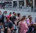 Seguidores de la pareja se congregan en las calles tras el revuelo por los artículos de la boda.