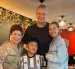 Haaland y su novia, Isabel Haugseng, junto a Hui Zhu Wang, dueña del Wen Hua House, el restaurante favorito de la infancia de Erling.