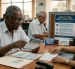 Referencial. Un afiliado recibe asesoría presencial en el IESS para evitar errores en su trámite de jubilación.