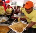 Emprendedores sirven platos a base de cangrejo en el festival en Naranjal.