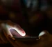 Usar el celular antes de dormir puede dificultar la conciliación del sueño.