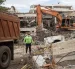 Una persona camina entre máquinas y escombros de edificios colapsados este lunes, en La Guaira (Venezuela).
