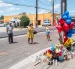 Lorenzo Salgado Jr. (D) rinde homenaje en el lugar donde su padre, Lorenzo Salgado Araujo, fue asesinado el 9 de julio de 2026 en Houston, Texas.