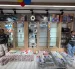 La Policía Nacional incautó 2.360 accesorios para celulares con presuntas marcas falsificadas durante un operativo en un local de La Mariscal, en Quito.