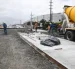 El paso elevando sobre la avenida del Bombero avanza con la fundición de rampas, la instalación de barandas y postes de iluminación antes de su apertura parcial.