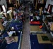 Residentes taiwaneses descansan dentro de una iglesia convertida en centro de evacuación temporal en preparación para el tifón Bavi, en el municipio de Guangfu, condado de Hualien, Taiwán, el 10 de julio de 2026.
