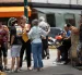 Residentes permanecen en la calle tras el temblor de magnitud 3,9 registrado este viernes en Caracas.