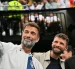El entrenador Jurgen Klopp (izq.), junto a las glorias del fútbol alemán Thomas Muller y Bastian Schweinsteiger.