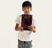 Dilan Chacha, el niño ecuatoriano de 11 años, posa con uno de los libros que escribió.
