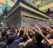 Peregrinos visitan el santuario del Imán Reza tras el funeral del líder iraní Ali Jamenei, en Mashhad.
