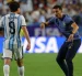 Lionel Scaloni (der.) le da instrucciones al delantero Julián Álvarez, de Argentina, en el partido contra Suiza por el Mundial 2026.