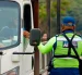 En una semana, dos agentes de tránsito fueron denunciados en Guayaquil por pedirle coimas a motorizados.