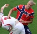 El rubio Erling Haaland, de Noruega, disputa un balón en el partido contra Inglaterra, en el Mundial 2026.