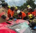 Los bomberos trabajaron en el rescate de las víctimas del siniestro de tránsito registrado en vía a la costa.