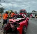 El automóvil quedó destruido tras el impacto y los bomberos debieron rescatar a las víctimas de entre la carrocería.