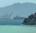 Un barco navega cerca del estrecho de Ormuz, frente a la costa oriental de los Emiratos Árabes Unidos.