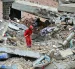 Un trabajador remueve escombros de un edificio colapsado en La Guaira.
