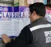 Un funcionario municipal coloca el sello de clausura en uno de los locales intervenidos durante el operativo en el sur de Guayaquil