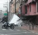 El colapso de parte del cerramiento obligó a restringir temporalmente el tránsito en la calle Eloy Alfaro, junto al edificio Multicomercio.