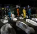 Los equipos de rescate recuperan los cuerpos de las víctimas del incendio ocurrido en un pub en Bangkok.