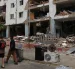 Personas caminan frente a edificios afectados por los terremotos ocurridos en la zona de Caraballeda, en La Guaira (Venezuela).